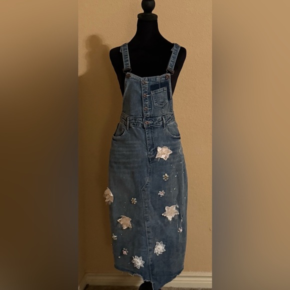 Gabby Isabella Women's Overall Dress Embellished Floral distressed hem - Picture 1 of 7